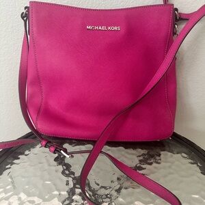 Michael Kors JetSet Pink Saffiano Leather  Messenger CrossBody
@: 9" 10"X 2.75"